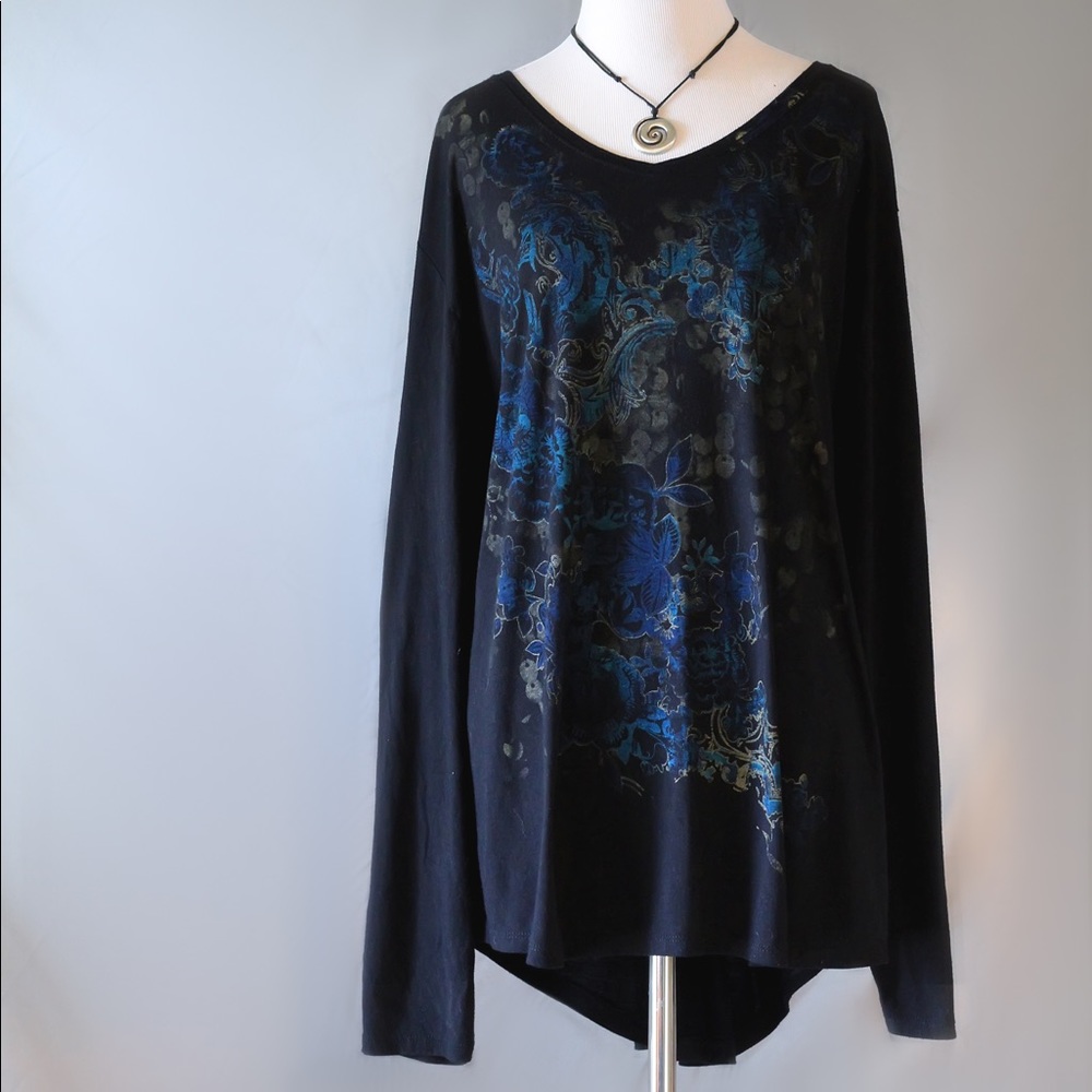 Long sleeved T-shirt